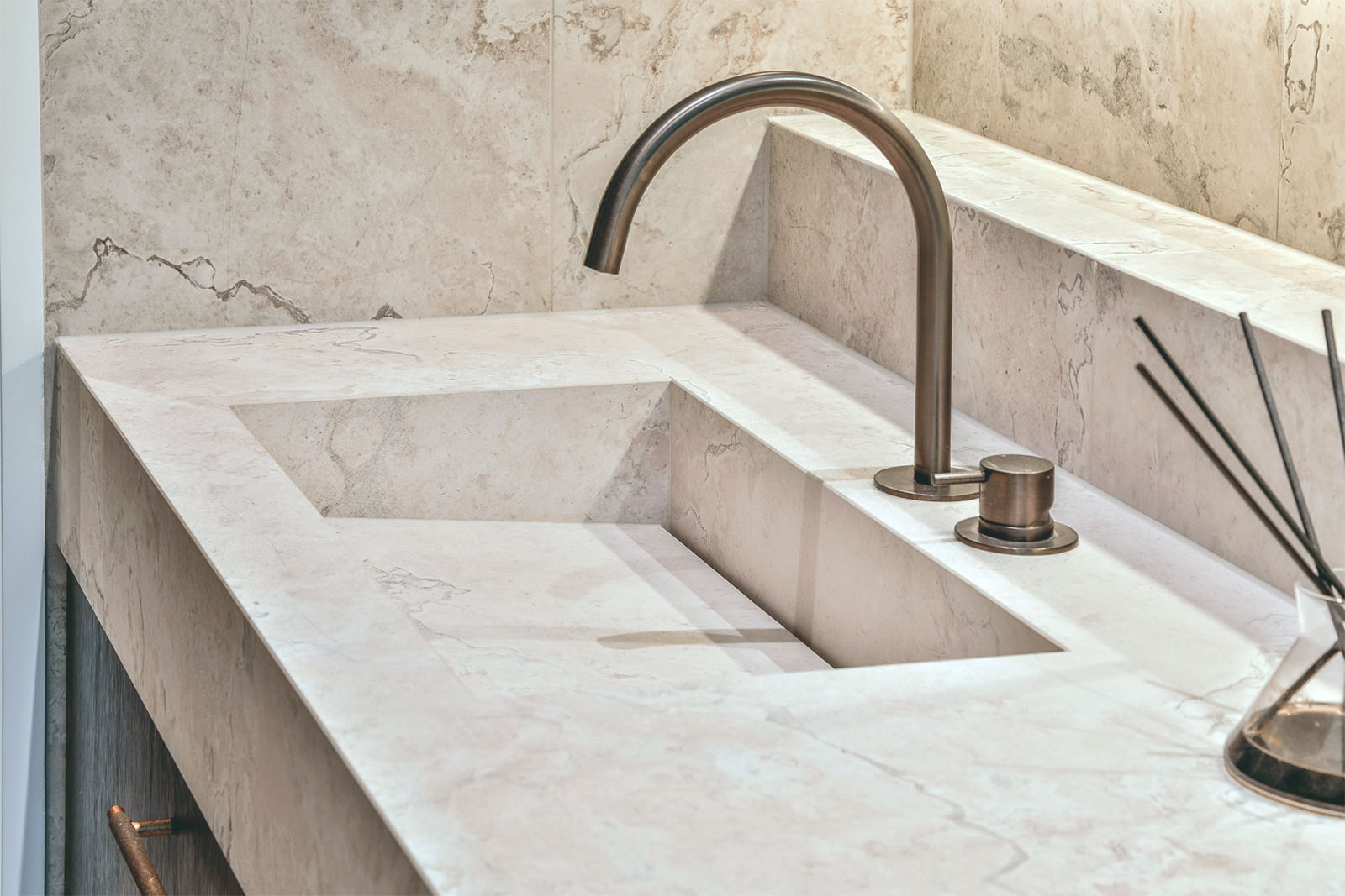 luxury tiled bathroom 02